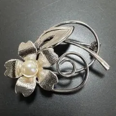 ブローチ パール付き 花 シルバーカラー