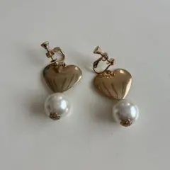 ゴールドハート型パールイヤリング