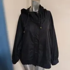 フード付き黒ジャケット