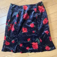 ベロア生地　日本製　黒地に赤いバラ柄タイトスカート Mサイズ