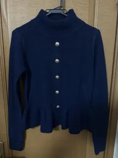 ゴールドボタン ぺプラム タートルネック セーター