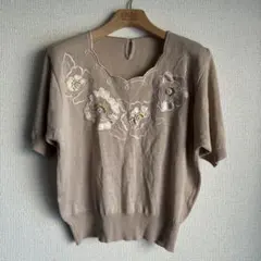 フラワー刺繍　半袖　ビジュー　ベージュ　ピンクベージュ　ニットのサムネイル