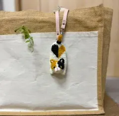 三毛猫ちゃんのキーリール付ストラップ　ハート柄　　あみぐるみ　かぎ針編み