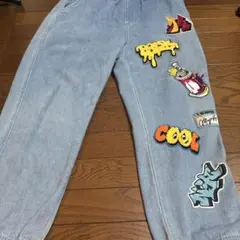 刺繍入りのデニムパンツ