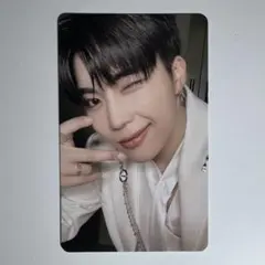 ゼベワン ZB1 ICONIK 白衣装 ゴヌク トレカ タワレコ