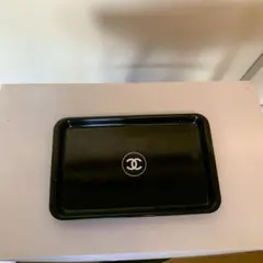 CHANEL ロゴ入り黒トレイ