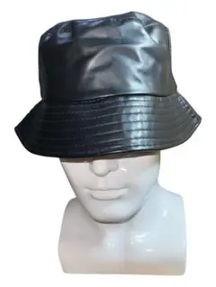 黒い合成皮革バケットハット