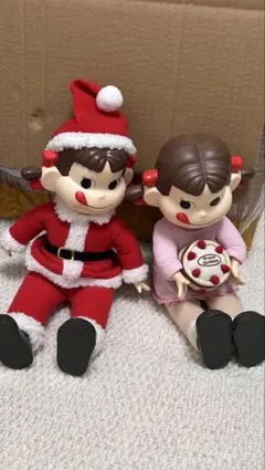 サンタ衣装の人形とピンク衣装の人形セット