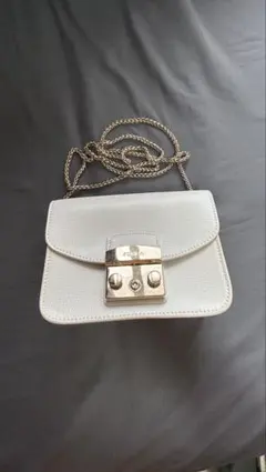 最終値下げ FURLA ショルダーバッグ ホワイト チェーンのサムネイル