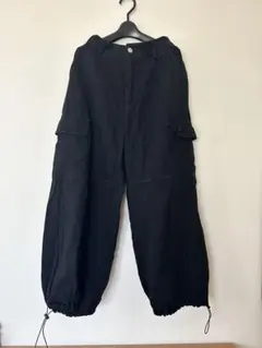 ブラックカーゴパンツ ドローストリング裾付き
