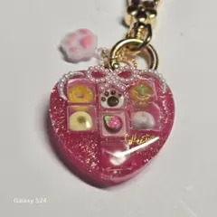 ハートのバレンタインチョコレートボックス　肉球チャーム付　キーホルダー　レジン製