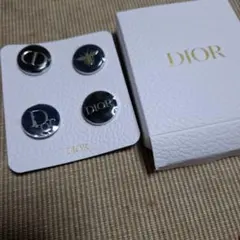 Dior ロゴ入りノベルティ　ピンバッジ 4個セット
