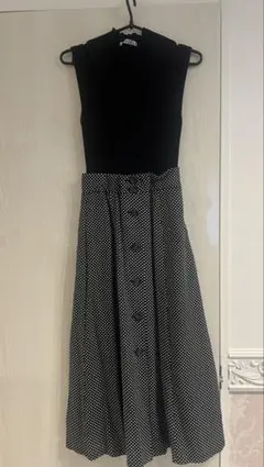 黒と白のドット柄ノースリーブワンピース