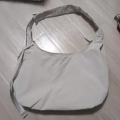GU ソフトナイロンコクーンショルダーバッグ　オフホワイト