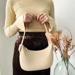 半月型ショルダーバッグ