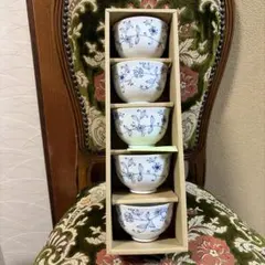 青い花柄の湯飲み5個セットを3箱