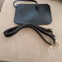 ショルダーバックのショルダー黒×ゴールド