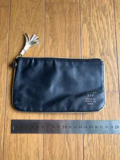 黒いレザーファスナーポーチ　猫マーク付き