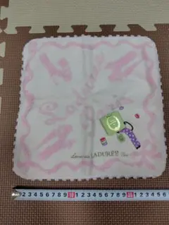 【新品】LADURÉE ラデュレ タオルハンカチ ピンク マカロンのサムネイル