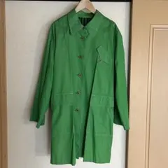 緑色のボタン付きコート