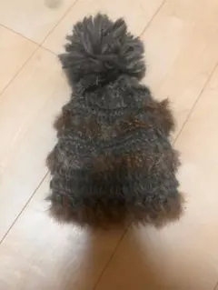 ポンポン付きグレーのニット帽