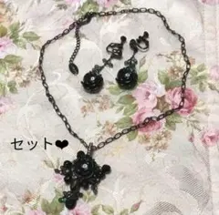 アビステ 黒い花薔薇モチーフ スワロフスキーネックレスとイヤリング女性用ブラック