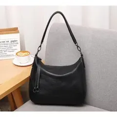 黒のレザー風ショルダーバッグ