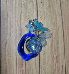 青い花のハンドメイドチャーム