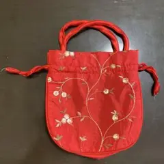 赤い花刺繍の巾着袋