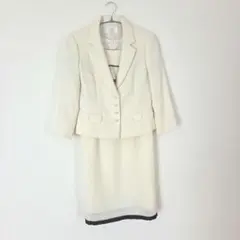 アイボリー ３点セット　フリル付きスカートスーツ