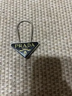 シ*犬様 美品 PRADA プラダ 三角プレート キーリング M285 チャーム シ*犬様 美品 PRADA プラダ 三角プレート キーリング M285 チャーム