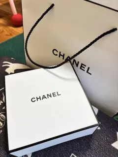 CHANEL ギフトボックス 黒いリボン付き