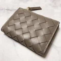 【新品未使用】本革　羊革二つ折り小型財布　イントレチャート　ベージュ　グレージュ