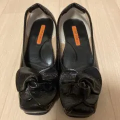 リボン付きブラックフラットシューズ