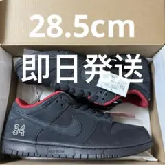 Supreme × Nike SB Dunk Low 