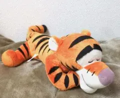 ディズニーリゾート　ティガー　寝そべり　ぬいぐるみ　プーさん　約40cmのサムネイル