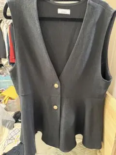 【新品未使用、美品】 ブラック Vネック ベスト フレアシルエット　ジレ