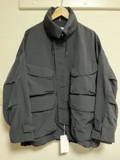 黒のナイロンジャケット フロントポケット付き