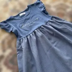 BeBe Petits Pois Vert 刺繍入りブルーワンピース