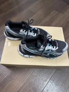 asics スニーカー ブラック シルバーのサムネイル