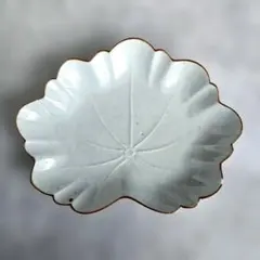 古伊万里　白磁　陽刻　変形皿　江戸　葉　文　柿右衛門　アンティーク　骨董