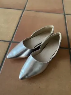 シルバーポインテッドトゥフラットシューズ