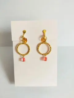 ハンドメイドイヤリング　ゆらゆら　シンプル　一粒　スクエアビーズ