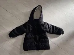 黒いフード付きダウンジャケット