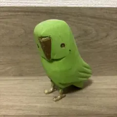 緑色の木製鳥の置物