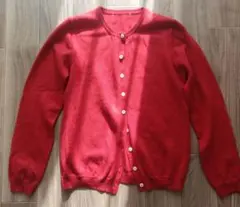 赤いボタン付きカーディガン