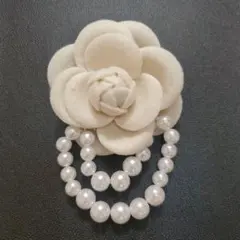 コサージュ　ホワイトフラワーブローチ 【新品】 パール付き　スーツ　ドレス