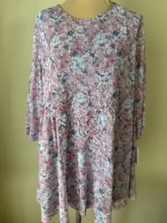 新品☆淡いピンク地に小花柄のあるカットソー☆LLサイズぐらい