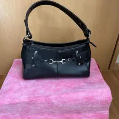 黒いレザーショルダーバッグ