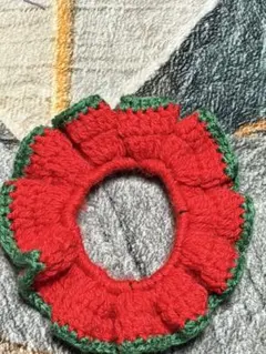 フリルデザインの赤緑シュシュ